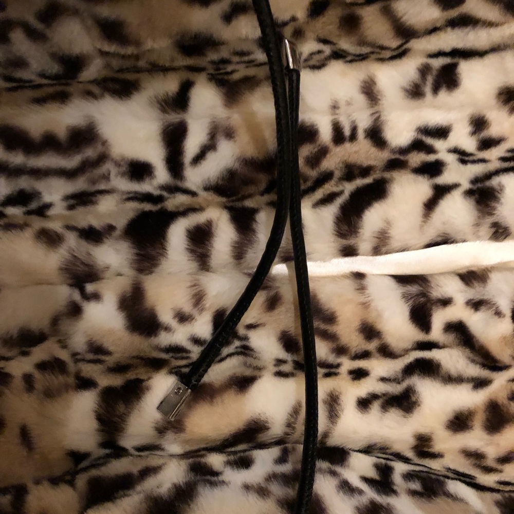 💕sold💕White House Black Market Faux Fur Coat - Picture 5 of 8